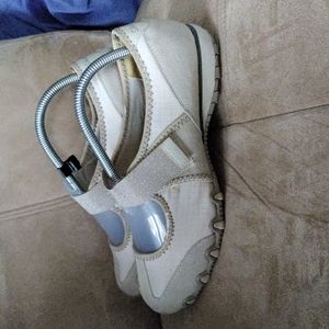 Skechers women's size 9.5 natural color leather/textile upper shoes